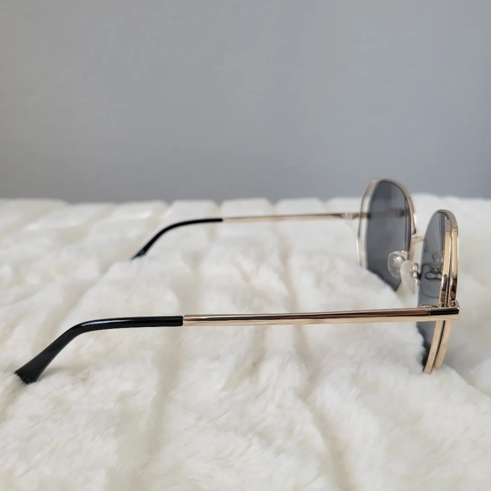 QUAY // ltd ed oversized retro-glam smoke lens gold frames